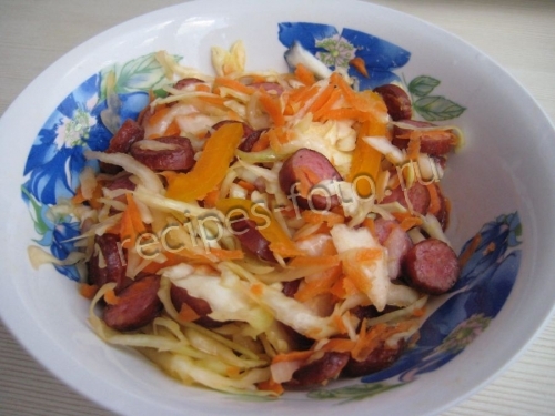 Салат из капусты с колбасой