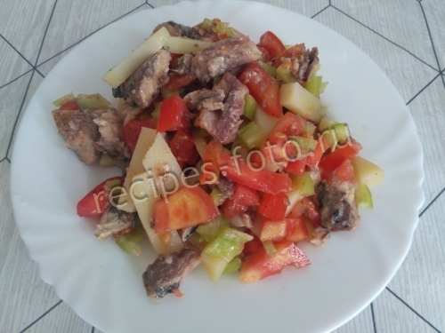 Салат из консервированной скумбрии на скорую руку: просто и вкусно