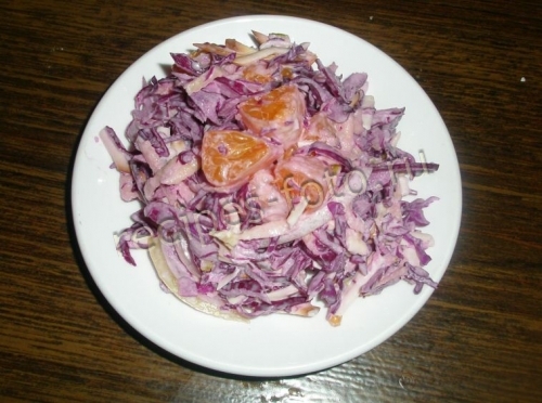 Салат из красной капусты с сыром и апельсином