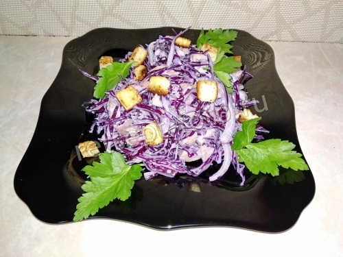 Салат из красной капусты с ветчиной и сухариками