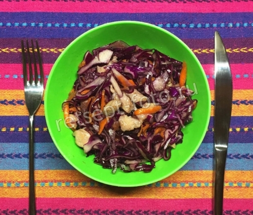 Салат из краснокочанной капусты с курицей