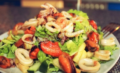 Салат из морепродуктов с овощами
