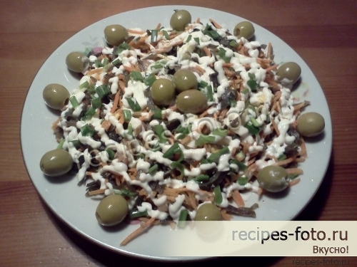 Салат из морской капусты и копченой горбуши