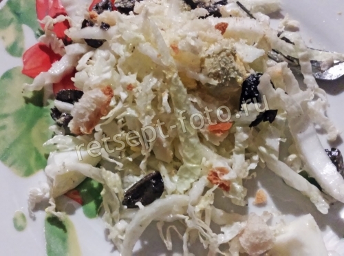 Салат из пекинской капусты с маслинами и яйцами