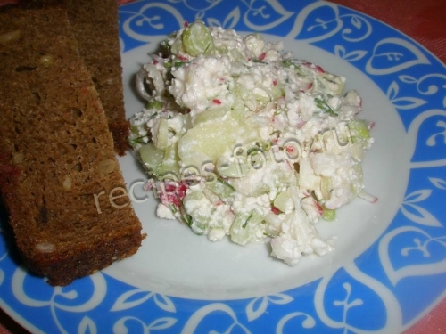 Салат из редиски с творогом и сметаной