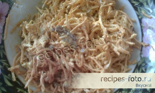 Салат из сырой моркови с чесноком и орехами