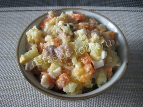 Салат из соленой скумбрии с овощами и яйцом