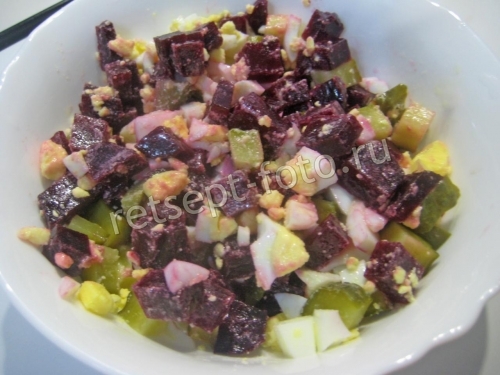 Салат из свеклы с яйцом и соленым огурцом