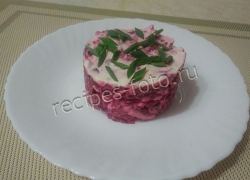 Салат из свеклы с плавленым сыром и чесноком
