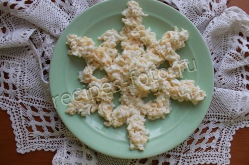 Салат из сыра и яиц с чесноком