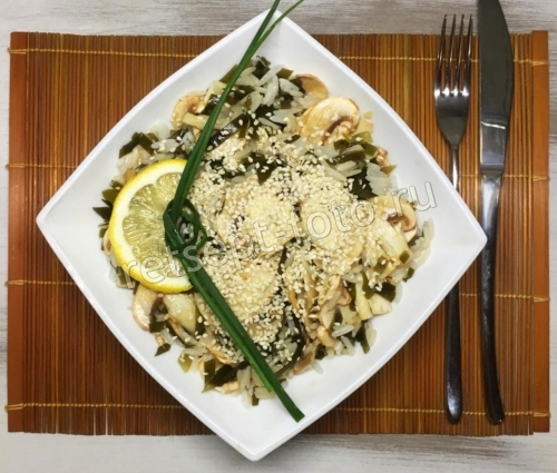 Салат из сырых шампиньонов с морской капустой и рисом