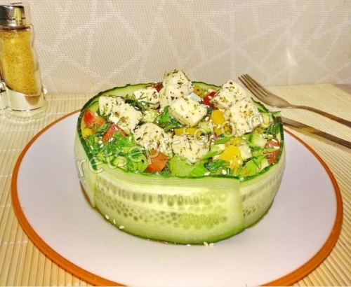 Салат с адыгейским сыром, помидорами и огурцами