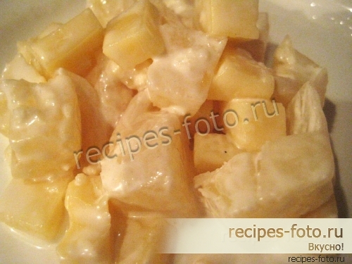 Салат с ананасами, сыром и чесноком без мяса