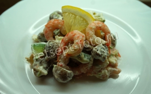 Салат с авокадо, креветками и грибами
