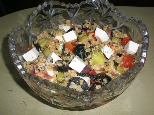 Салат с булгуром, брынзой и овощами