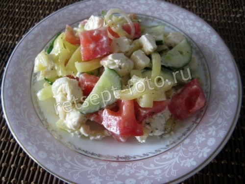 Салат с фетой, помидорами и огурцами