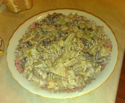 Салат с говядиной, фасолью и грибами
