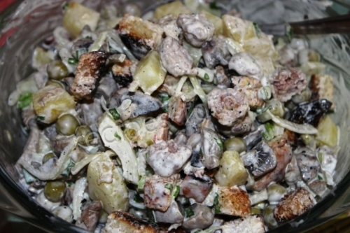 Салат с мясными шариками, грибами и сухариками