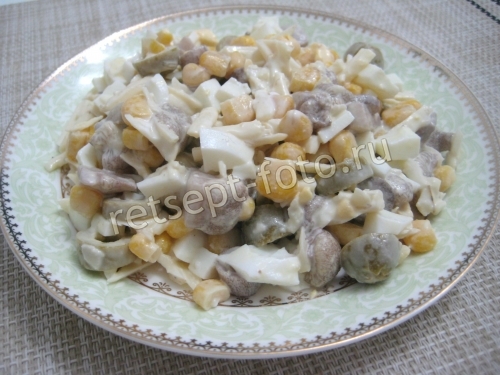 Салат с грибами, кукурузой и оливками