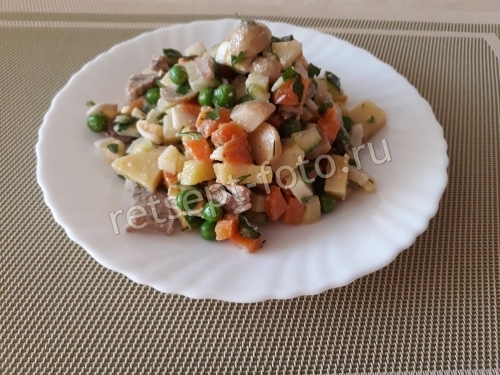 Салат с языком, грибами и горошком