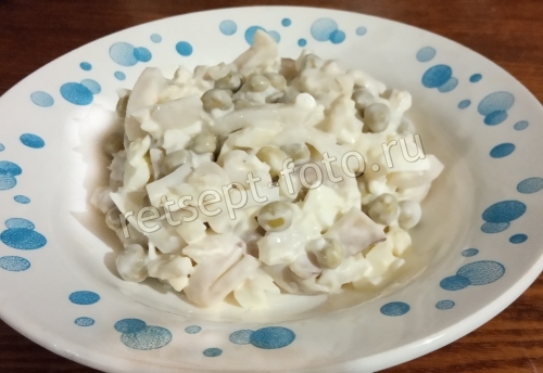 Салат с кальмарами и горошком