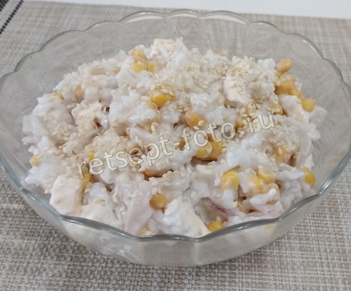 Салат с кальмарами и рисом