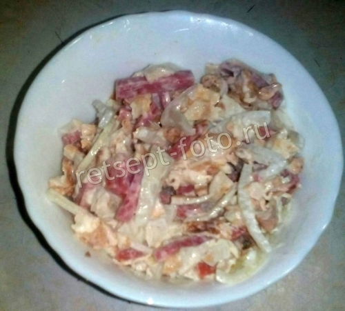 Салат с колбасой и яичными блинами