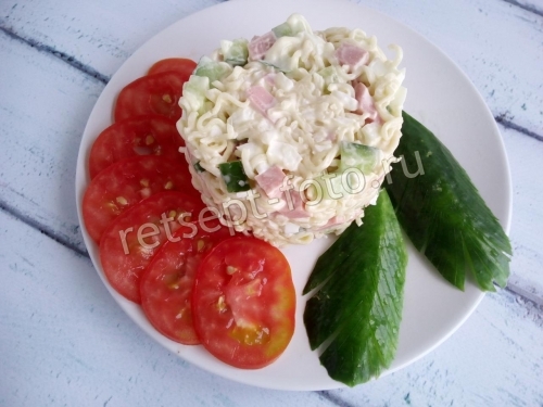 Салат с колбасой и лапшой быстрого приготовления