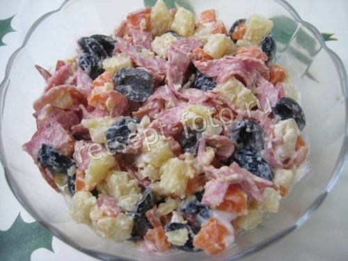 Салат с копченой колбасой и оливками на праздник