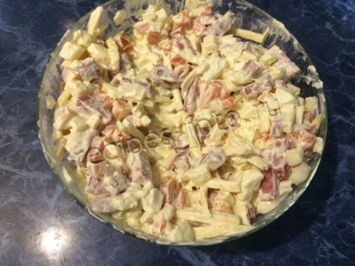 Салат с копченой колбасой
