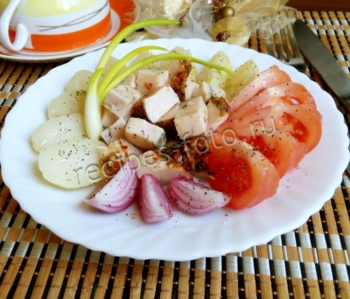 Салат с копченой курицей и помидорами без майонеза