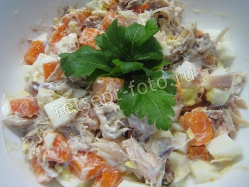 Салат с копченой рыбой и яйцом