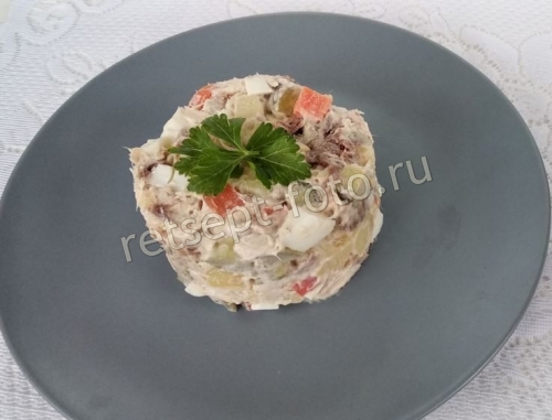 Салат с копченой рыбой, картофелем и огурцом