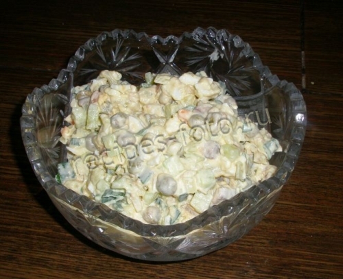 Салат с копченой скумбрией и горошком на праздник
