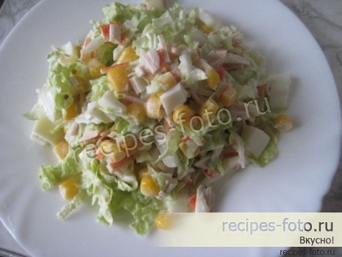 Салат с крабовыми палочками, кукурузой и пекинской капустой