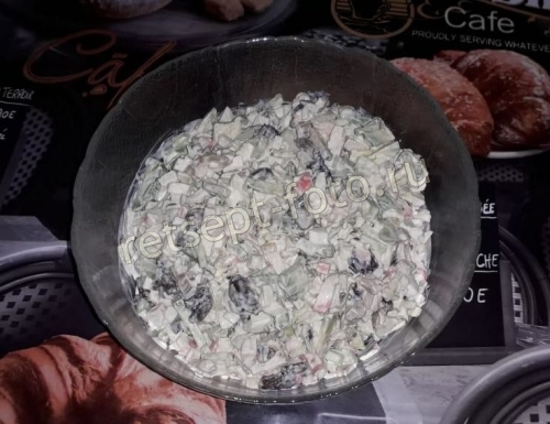 Салат с крабовыми палочками, грибами и авокадо
