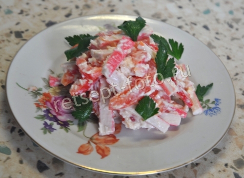 Салат с крабовыми палочками и помидорами