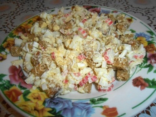 Салат с крабовыми палочками и сухариками