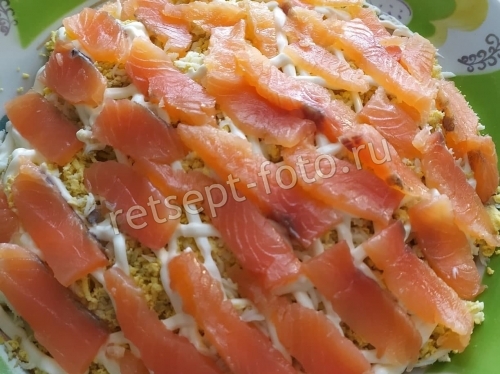 Салат с красной рыбой и картофелем слоями