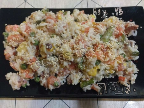 Салат с красной рыбой и рисом