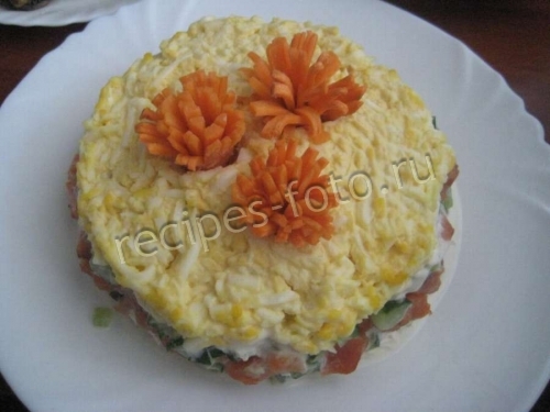 Салат с красной рыбой и сыром