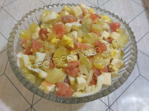 Салат с красной рыбой, картофелем и плавленым сыром