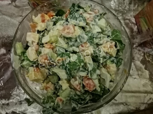 Салат с красной рыбой, сыром и шпинатом