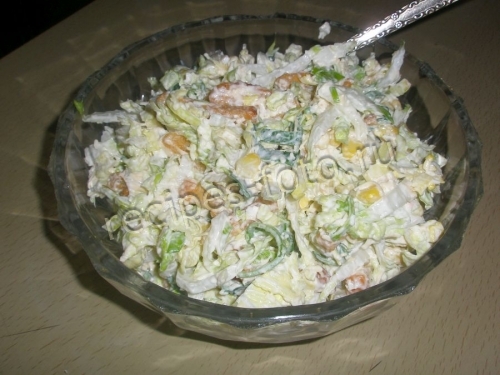 Салат с кукурузой и сухариками без мяса на скорую руку