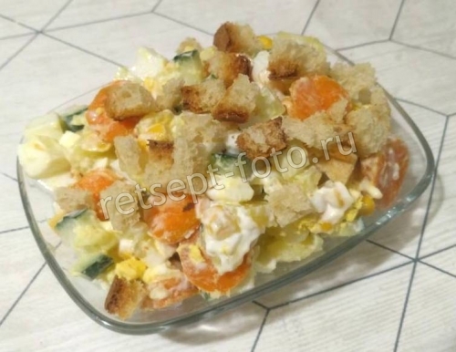 Салат с кукурузой, яйцами и сухариками