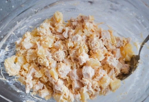 Салат с курицей, ананасами и сметаной