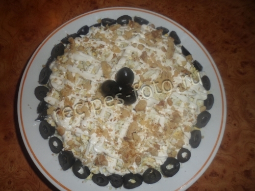 Салат с курицей, черносливом и орехами слоями на праздник
