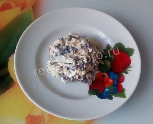 Салат с курицей, грибами и огурцами
