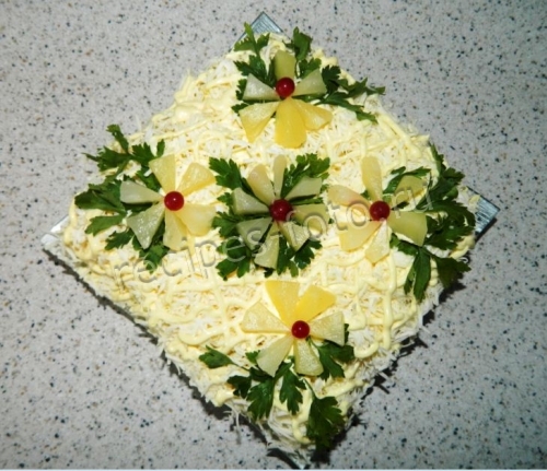 Салат с курицей и ананасами слоями