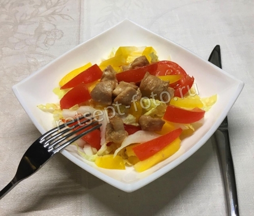 Салат с курицей и овощами без майонеза